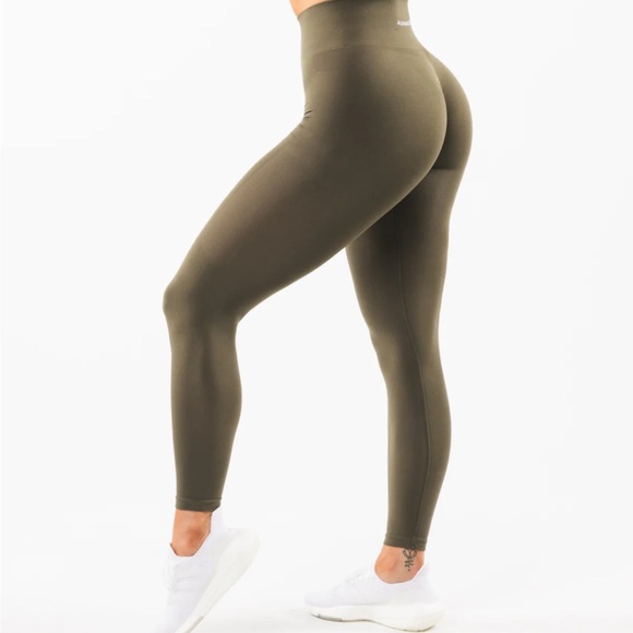 ALPHALETE - Light Gray , AMPLIFY Women's Seamless Scrunch Legging - Picture 7 of 9